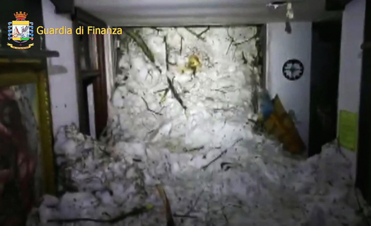 Interior del hotel sepultado por la avalancha. (AFP)