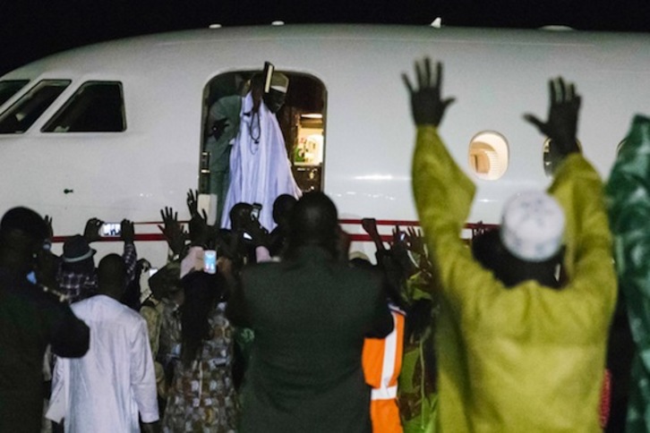 Jammeh toma el avión rumbo al exilio. (AFP)