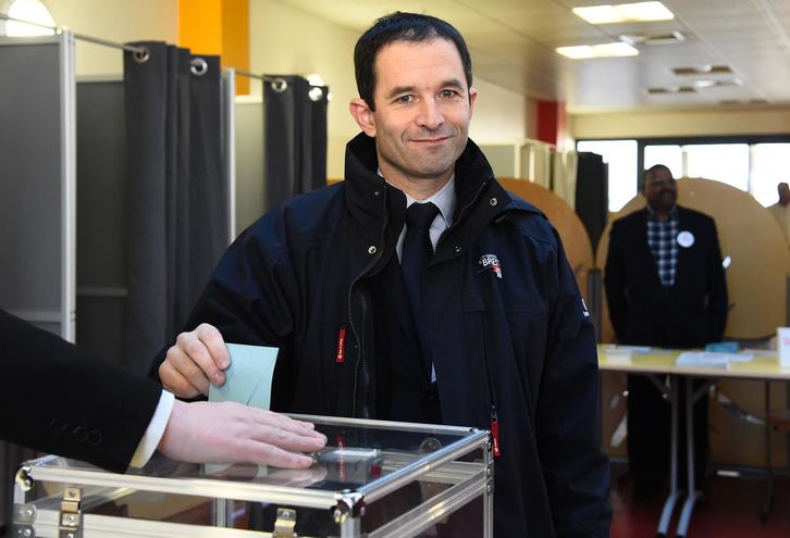 Benoît Hamon vota en las primarias del PS francés. (Bertrand GUAY/AFP)
