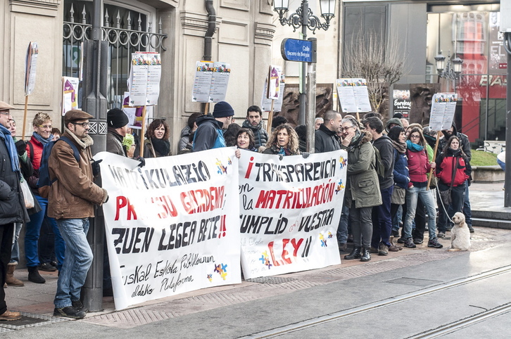 a Plataforma a Favor de la Escuela Pública Vasca se ha concentrado frente al Parlamento de Gasteiz. (Jaizki FONTANEDA / ARGAZKI PRESS)