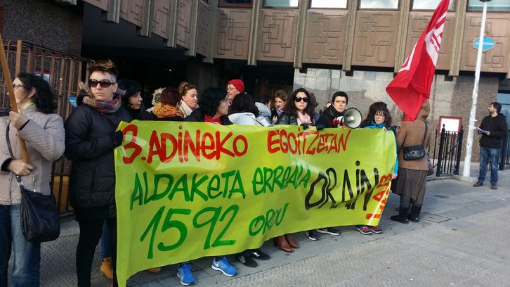 Protesta realizada por el sindicato LAB ante la Diputación de Bizkaia.