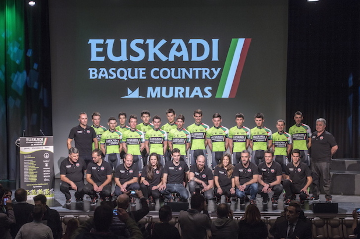 Foto de familia del Euskadi Basque Country Murias. (Marisol RAMÍREZ / ARGAZKI PRESS)