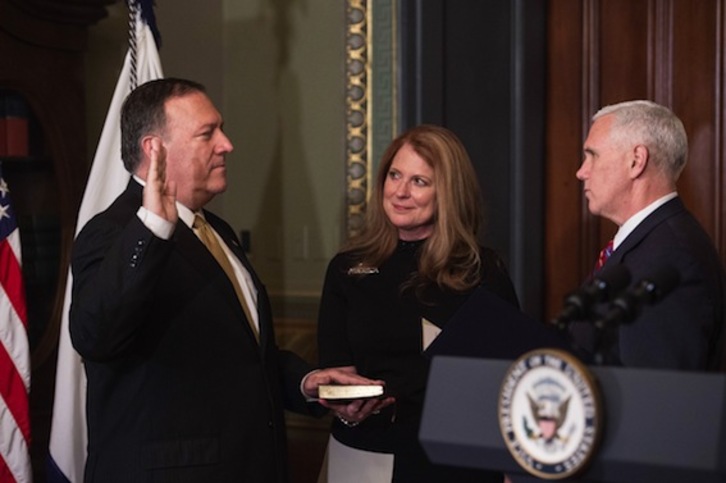 Mike Pompeo ha prestado juramento como director de la CIA ante el vicepresidente de EEUU, Mike Pence. (Nicholas KAMM/AFP)