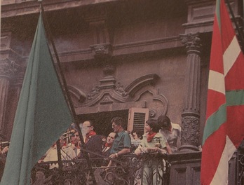 Momento en el que es izada la ikurriña en el balcón del Ayuntamiento de Iruñea el 26 de enero de 1977, hace cuarenta años.