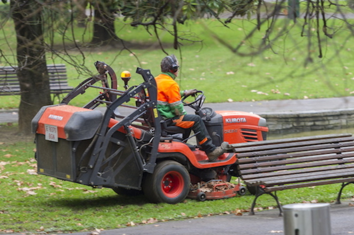 Una persona, trabajando en el mantenimiento de jardines. (Juanan RUIZ / ARGAZKI PRESS)