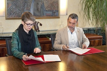 El vicepresidente Miguel Laparra y la alcaldesa Oihane Indakoetxea firman el convenio. (GOBIERNO DE NAFARROA)