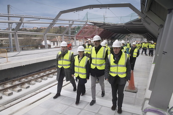 La consejera Tapia y el alcalde Goia han visitado las obras de la estación de Loiola. (Jon URBE / ARGAZKI PRESS)