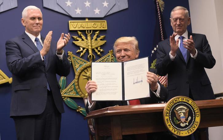 Trump, en una imagen de archivo, con el decreto en mano. (Mandel NGAN/AFP)