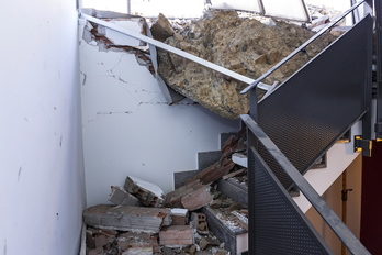 Destrozos causados por el corrimiento en uno de los edificios. (Aritz LOIOLA / ARGAZKI PRESS)