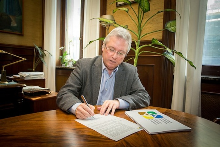 El diputado foral de Medio Ambiente de Gipuzkoa, José Ignacio Asensio, firmando la adjudicación de la construcción de la incineradora de Zubieta. (GIPUZKOAKO ALDUNDIA) 