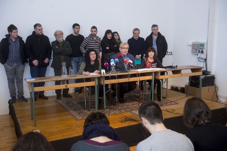 Algunos de los abogados y profesores firmantes  han comparecido hoy en Iruñea. (Iñigo URIZ/ARGAZKI PRESS)