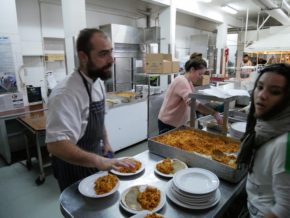 Rapo, este cocinero de la zona minera de Leon, ahora esta en Belgrado cocinando para los refugiados que están en Serbia