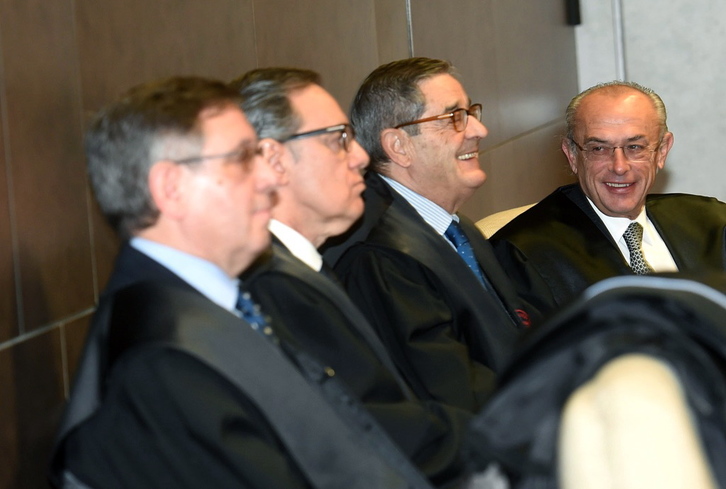 Cabieces, Alkorta, Mario Fernandez y el abogado Carlos Bueren, al inicio del juicio. (Luis JAUREGIALTZO / AFP) 