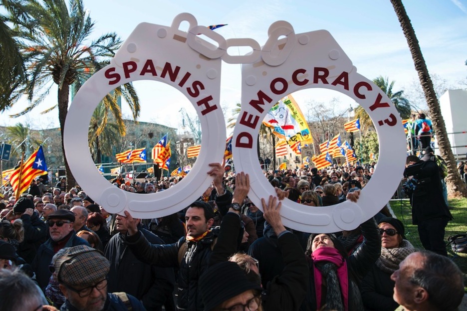 Dos esposas cuestionan si en España hay democracia. (Josep LAGO/AFP) 