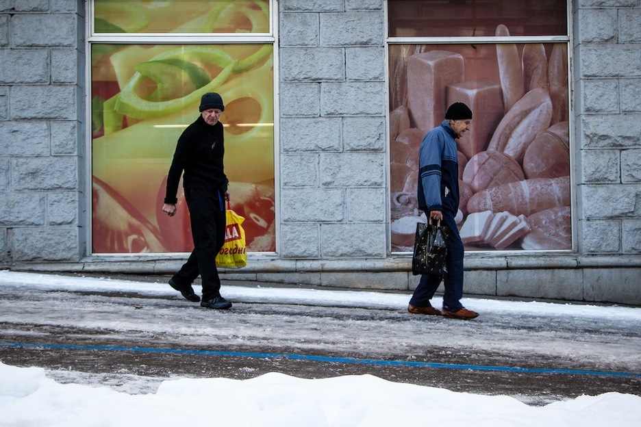 Dos jubilados caminan por una calle de Kiev. Los pensionistas son de los más afectados por la crisis, la pensión media es de 45€ al mes, cantidad insuficiente para una vida digna. (Juan TEIXEIRA)