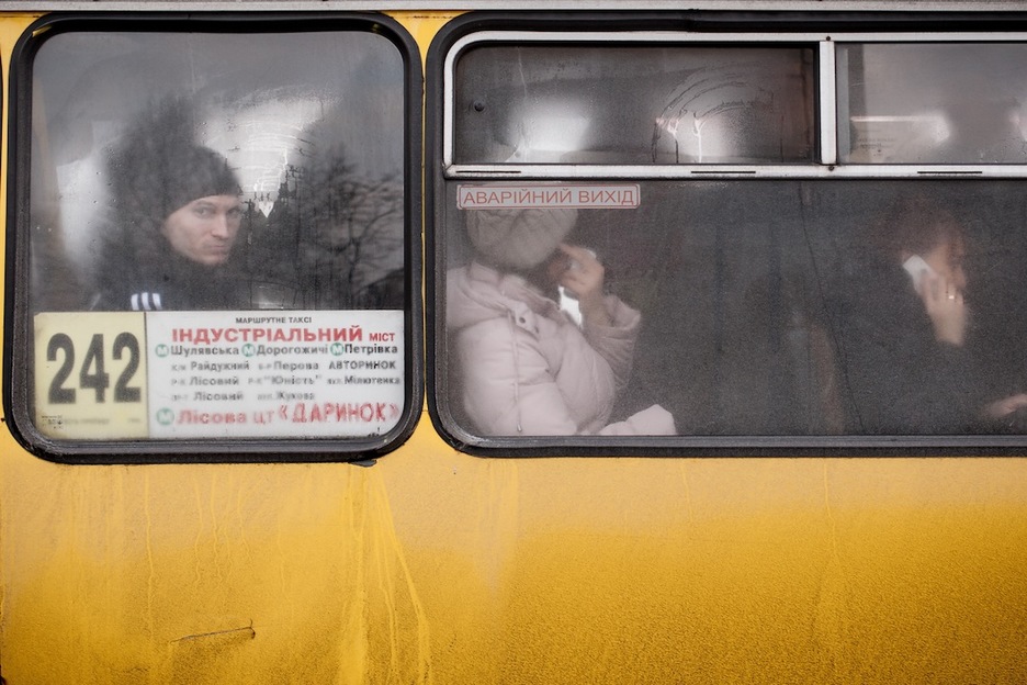 Ucranianos en un autobús de Kiev. La apatía e indiferencia se apoderan de la población ante la desilusión de no ver cumplidas las expectativas del Maidán de hace tres años. (Juan TEIXEIRA)