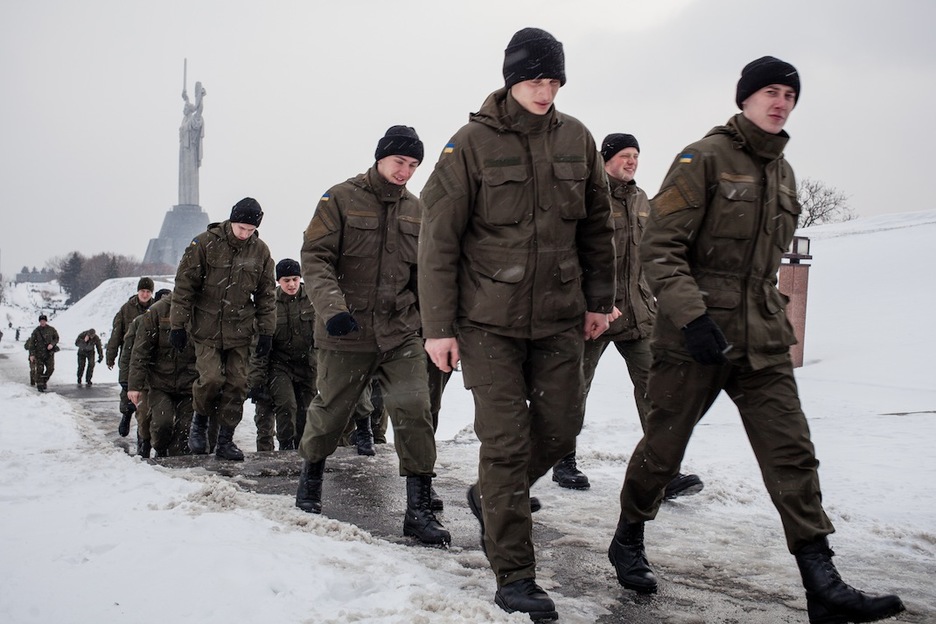 Jóvenes reclutas del ejército ucraniano. Las autoridades se esfuerzan en mantener un alto indice de patriotismo, clave para justificar el aguante ante muchos de los actuales problemas nacionales. (Juan TEIXEIRA)