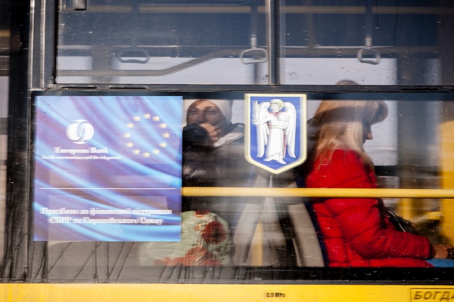 Autobús en Kiev financiado con capital extranjero. La dependencia del país de las ayudas extranjeras, que en realidad son préstamos, es importante y va en aumento, lo que hipoteca el futuro de la nación. (Juan TEIXEIRA)
