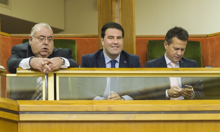 Jon Iñarritu, junto a Jokin Bildarratz y Tontxu Rodríguez, el día en que fueron designados senadores autonómicos. (Juanan RUIZ/ARGAZKI PRESS)