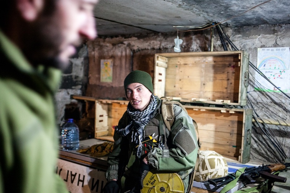 Un soldado ucraniano de comunicaciones dentro del bunker. El ejército ucraniano depende del cableado para poder minimizar las interferencias sobre las comunicaciones de radio. (Juan TEIXEIRA)