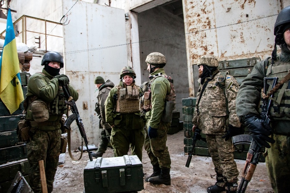 Soldados de la 72 brigada del ejército ucraniano. Su equipamiento es mezcla de uniformes nacionales y de otros países que reciben como ayuda. (Juan TEIXEIRA)