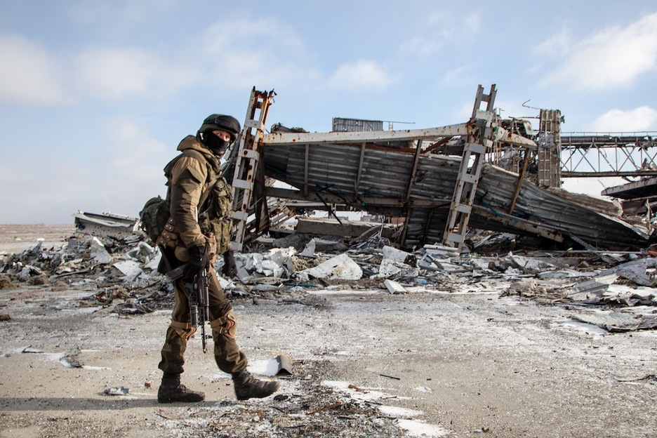 Un soldado de la República Popular de Donetsk entre las ruinas de lo que era el aeropuerto internacional de Donetsk. (Juan TEIXEIRA)