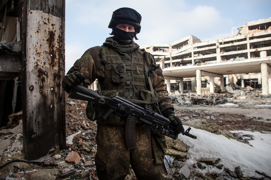 Uno de los militares de la RPD en primera línea del frente que pasa por lo que era el aeropuerto de Donetsk. (Juan TEIXEIRA)