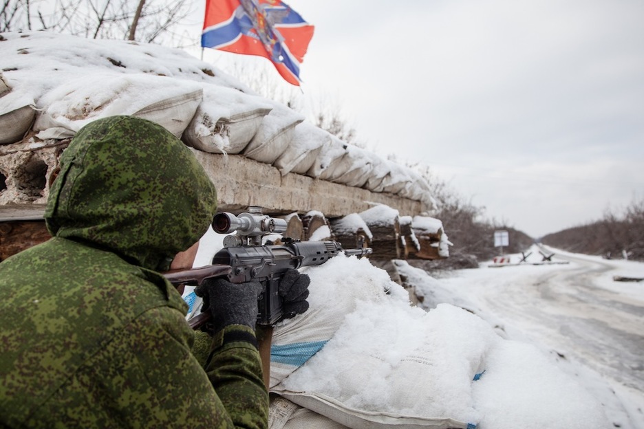  Un francotirador de la RPD vigila a lo lejos al bando ucraniano. (Juan TEIXEIRA)