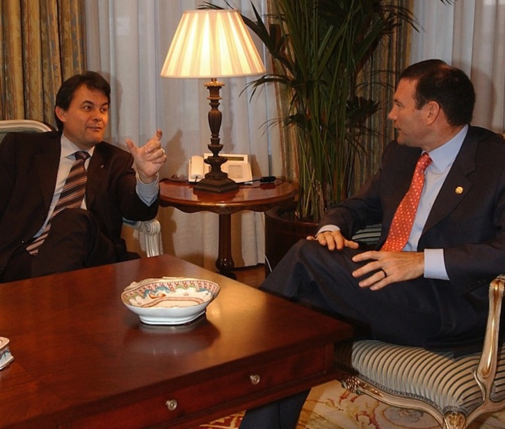 Artur Mas y Juan José Ibarretxe, en una reunión en Ajuria Enea. (Raúl BOGAJO/ARGAZKI PRESS)