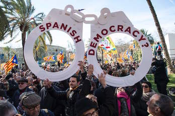 Protesta en Barcelona por el juicio contra Mas, Ortega y Rigau. (Josep LAGO / AFP)