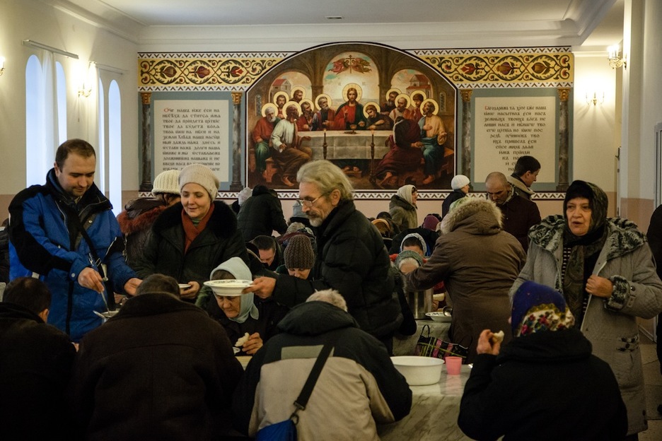 Locales de Svyatogorsk, Donbass, comiendo en el monasterio de la localidad. La iglesia ayuda de esta manera a los numerosos necesitados de la región, donde la economía está cada vez peor. (Juan TEIXEIRA)