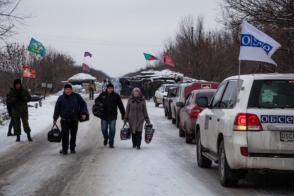 Una columna de la OSCE (observadores internacionales) en un puesto de control que separa a la RPD de Ucrania. (Juan TEIXEIRA)