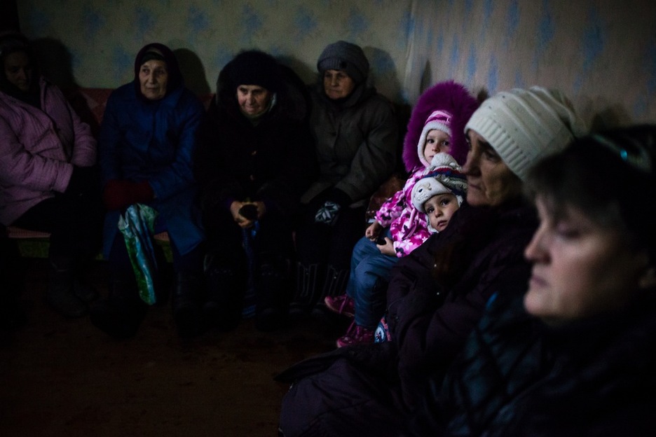 Habitantes de Zaitsevo. Las 160 personas que viven en este municipio situado en la zona gris lo hacen sin luz y mucho tiempo sin agua. La calefacción la proporciona el carbón que de vez en cuando traen las autoridades ucranianas. (Juan TEIXEIRA)