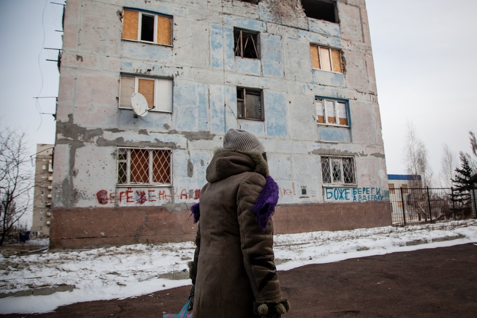 Un edificio de la Avdiivka con impactos de la artillería de la RPD. La parte del edifico que da hacia el frente está vacía. La otra parte está habitada por personas que no tienen a donde ir. (Juan TEIXEIRA)