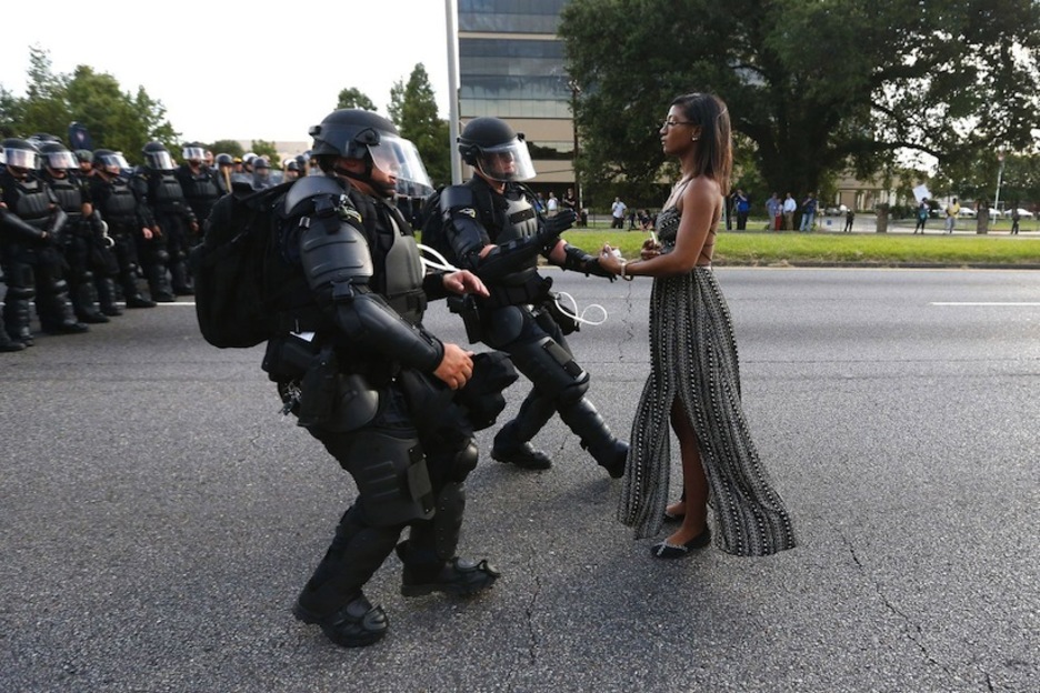 Una activista ofrece sus manos a los policías para que la detengan durante las protestas contra la brutalidad policial en Baton Rouge, Louisiana. (Jonathan BACHMAN)