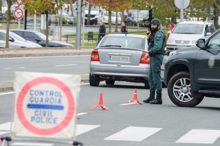 La mayor parte de los controles de la Guardia Civil tuvieron lugar en la zona de la muga. (Isabelle MIQUELESTORENA)