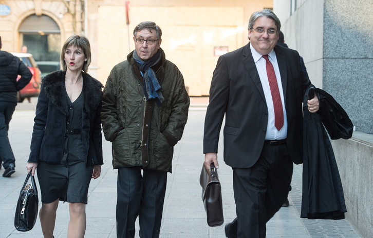 Cabieces y su abogado, a su llegada a la Audiencia Provincial de Bizkaia. (Monika DEL VALLE / ARGAZKI PRESS)