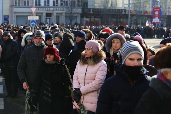 Ciudadanos aguardan en la calle para homenajear a un fallecido alto cargo militar de Donetsk. (Aleksey FILIPPOV/AFP)