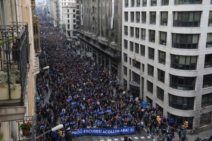 Una multitud ha reclamado la acogida de refugiados. (Josep LAGO/AFP)