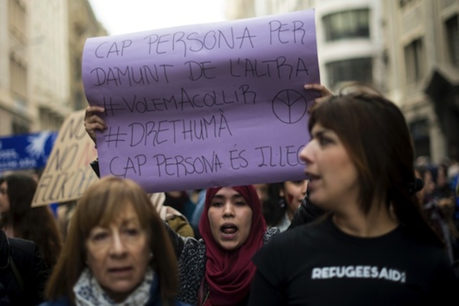 «Ninguna persona por encima de otra», reclama esta joven. (Josep LAGO/AFP)
