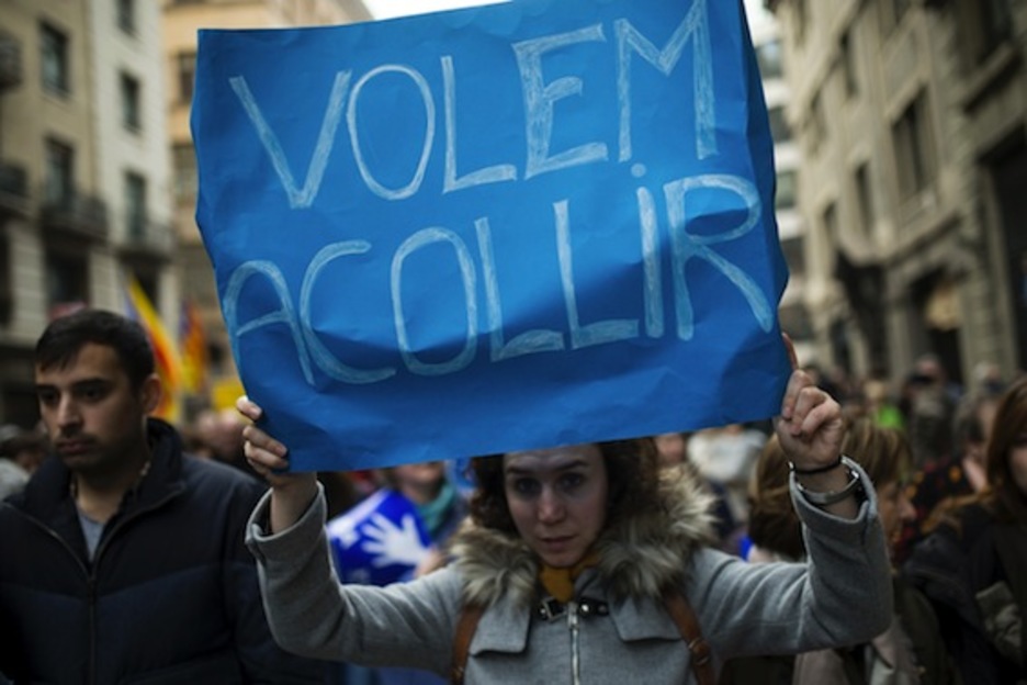 «Queremos acoger», reza el cartel. (Josep LAGO/AFP)