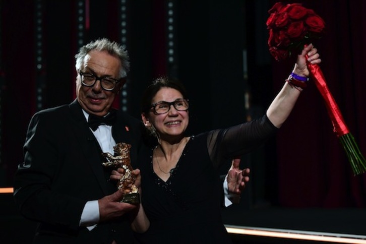 La cineasta húngara Ildiko Enyedi ha ganado el Oso de Oro con su película ‘Teströl és lélekröl’. (Tobias SCHWARZ/AFP) 