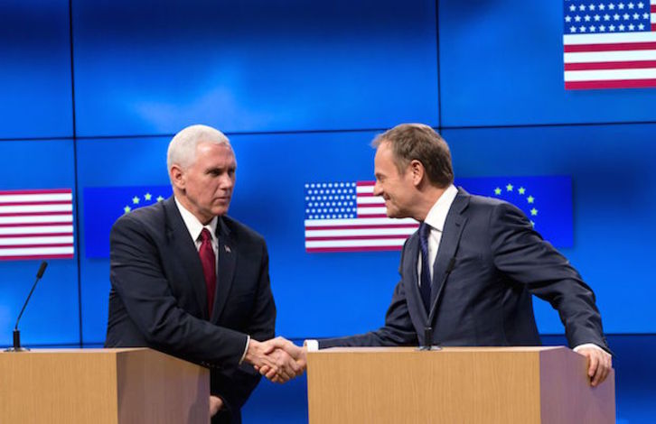 Pence y Tusk se dan la mano en su comparecencia conjunta. (Virginia MAYO / AFP)