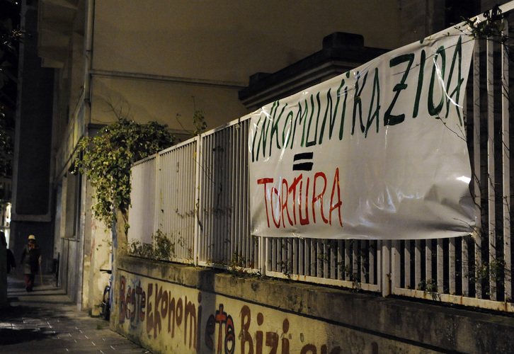 Pancarta contra la tortura en Ondarroa en 2010, tras una operación de la Ertzaintza. (Monika DEL VALLE | ARGAZKI PRESS)