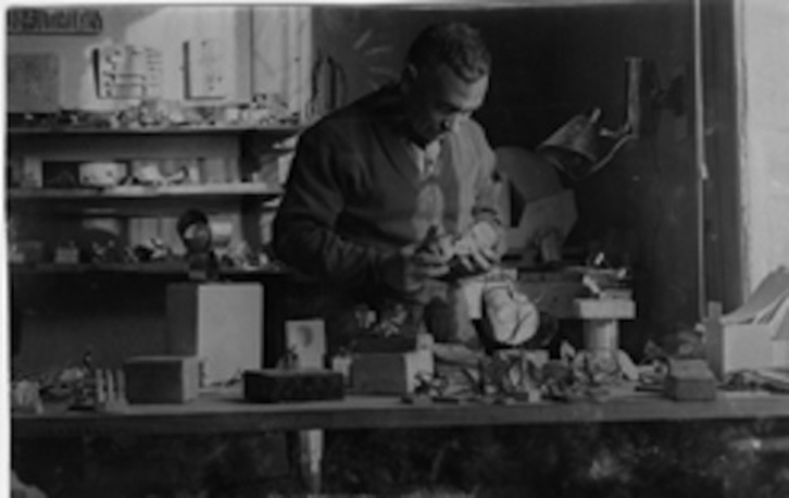 Oteiza, trabajando en su taller en los años 50. (GOBIERNO DE NAFARROA)