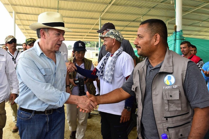 El presidente de Colombia, Juan Manuel Santos, junto a miembros de las FARC en La Carmelita. (AFP)