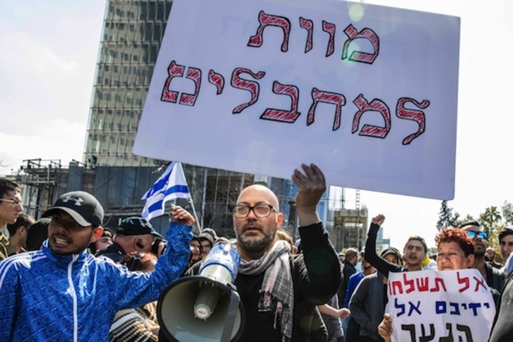 Israelíes apoyan a Azaria mostrando un cartel que dice en hebreo «muerte a los terroristas». (Jack GUEZ/AFP)