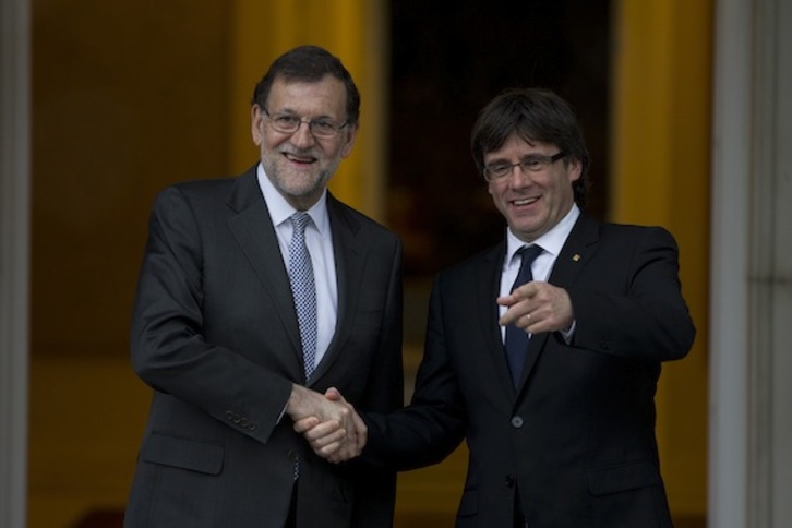 Mariano Rajoy y Carles Puigdemont, durante una reunión oficial en La Moncloa. (POOL MONCLOA/DIEGO CRESPO)