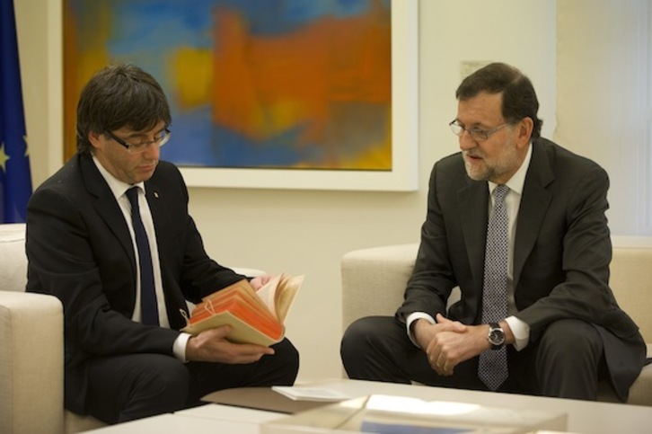 Puigdemont y Rajoy, durante una reunión oficial en Moncloa en abril del año pasado. (POOL MONCLOA/DIEGO CRESPO)