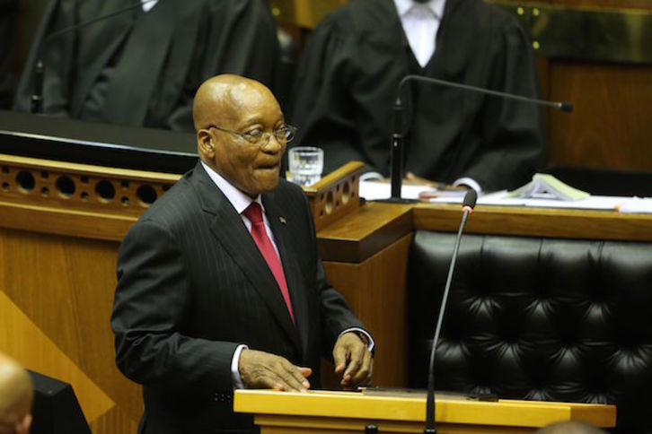 El presidente de Sudáfrica, Jacob Zuma, en una reciente comparecencia parlamentaria. (SUMAYA HISHAM / AFP)